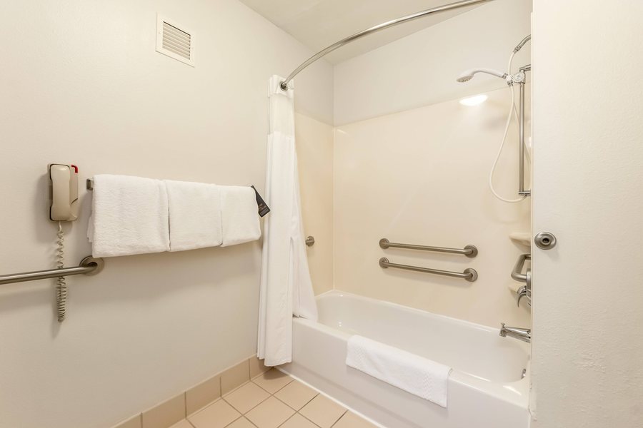 Dallas Fort Worth Airport Marriott — Bathroom