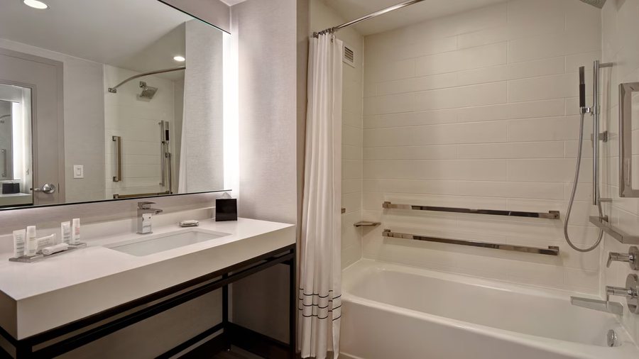 Dallas Fort Worth Marriott Hotel Golf Club at Champions Circle — Bathroom
