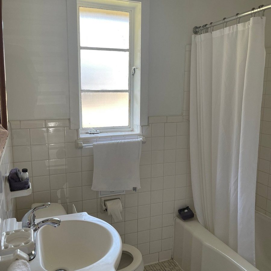 Dame Fortune s Cottage Court — Bathroom