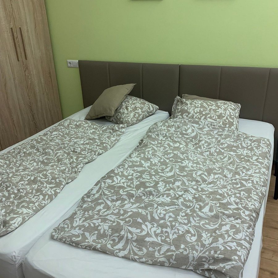 Dan In n Out — Guest room