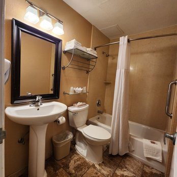 Dana Point Marina Inn — Bathroom