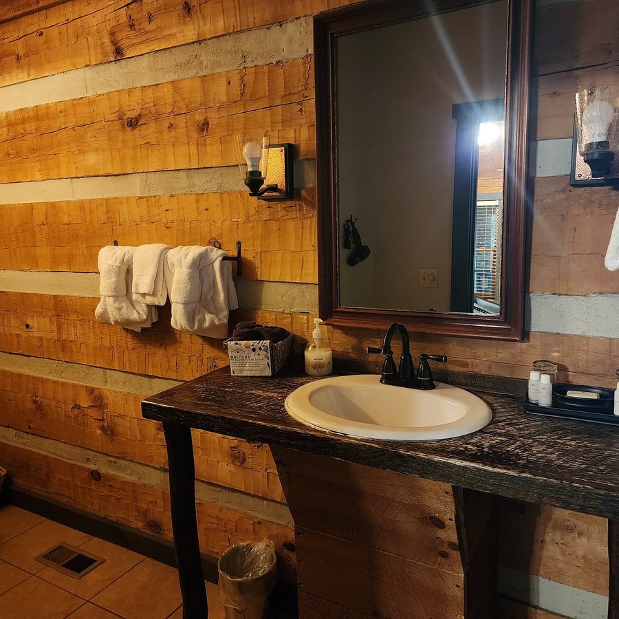Dancing Bear Lodge — Bathroom