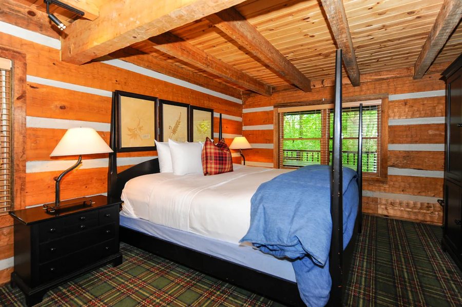 Dancing Bear Lodge — Guest room