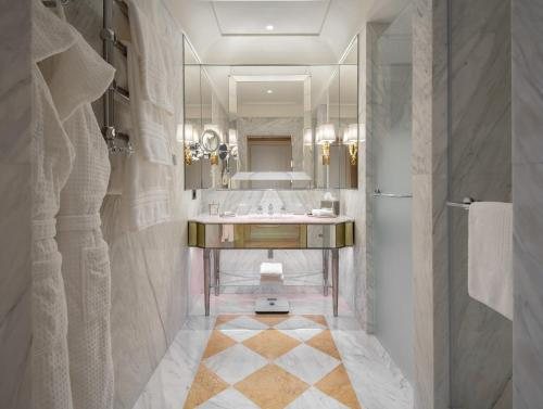 Danieli Venezia A Four Seasons Hotel — Bathroom