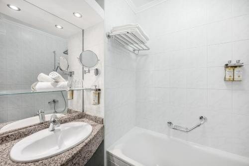 Danubius Hotel Arena — Bathroom