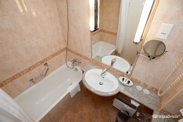 Danubius Hotel Astoria City Center — Bathroom
