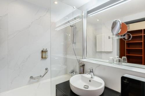 Danubius Hotel Hungaria City Center — Bathroom