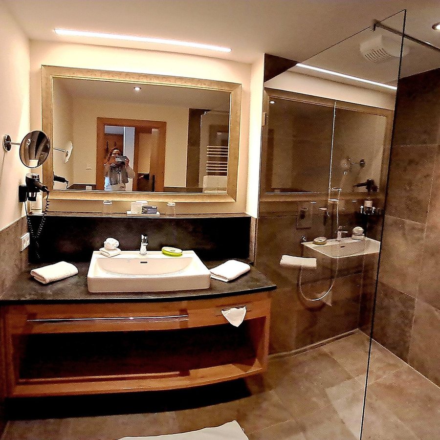 DAS EDELWEISS KITZBUHEL — Bathroom