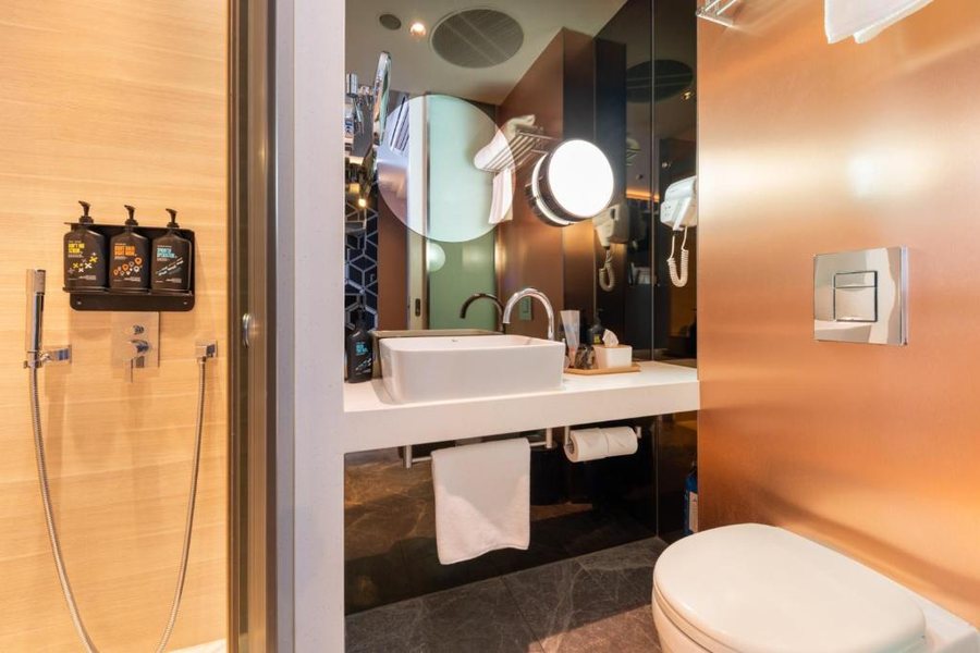 Dash Living On Queen s — Bathroom