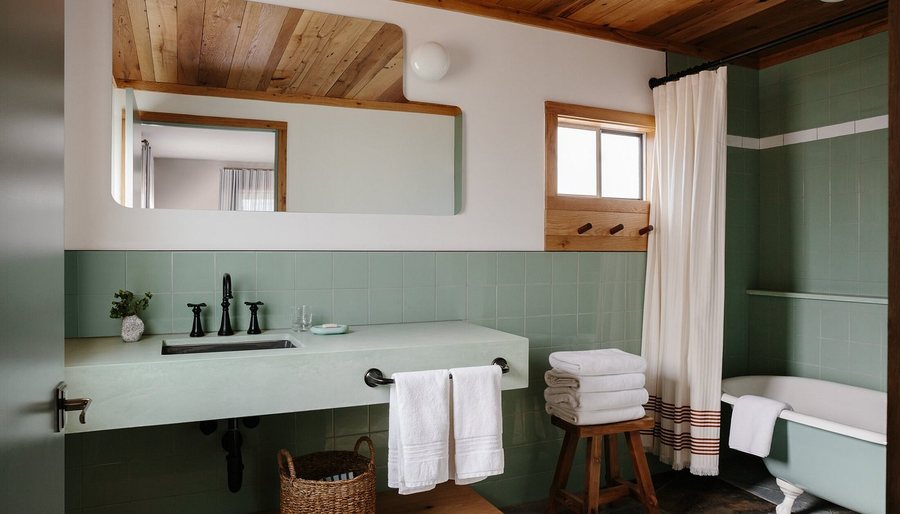 Daunt s Albatross — Bathroom