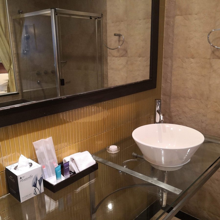 Davis Bangkok — Bathroom