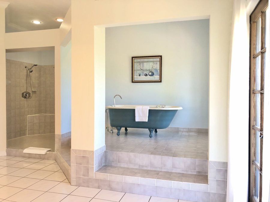 Davis House Inn — Bathroom