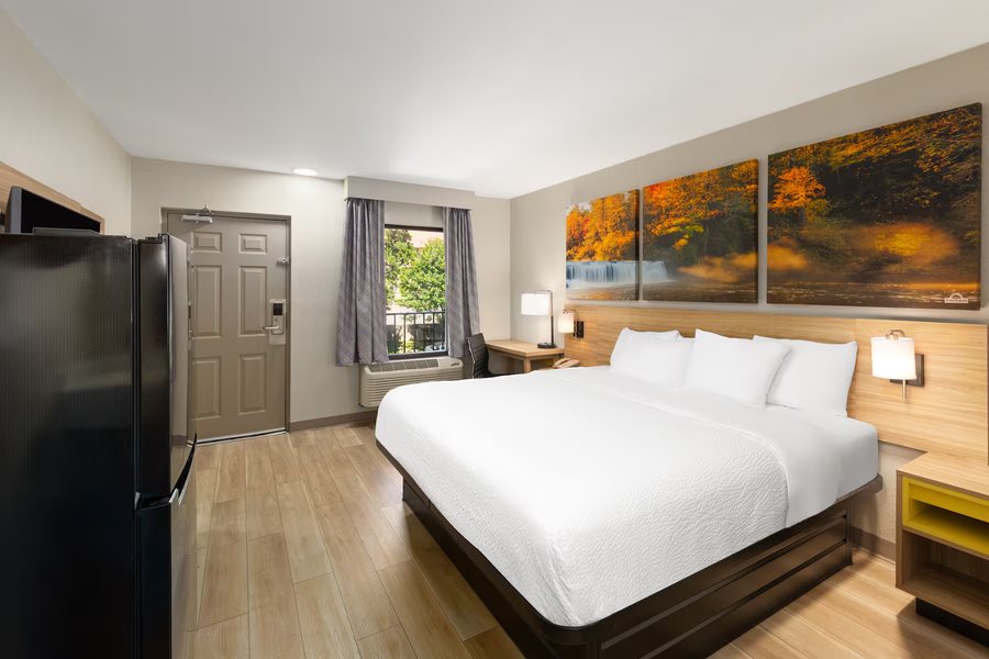 Day s Inn By Wyndham Helen — Guest room