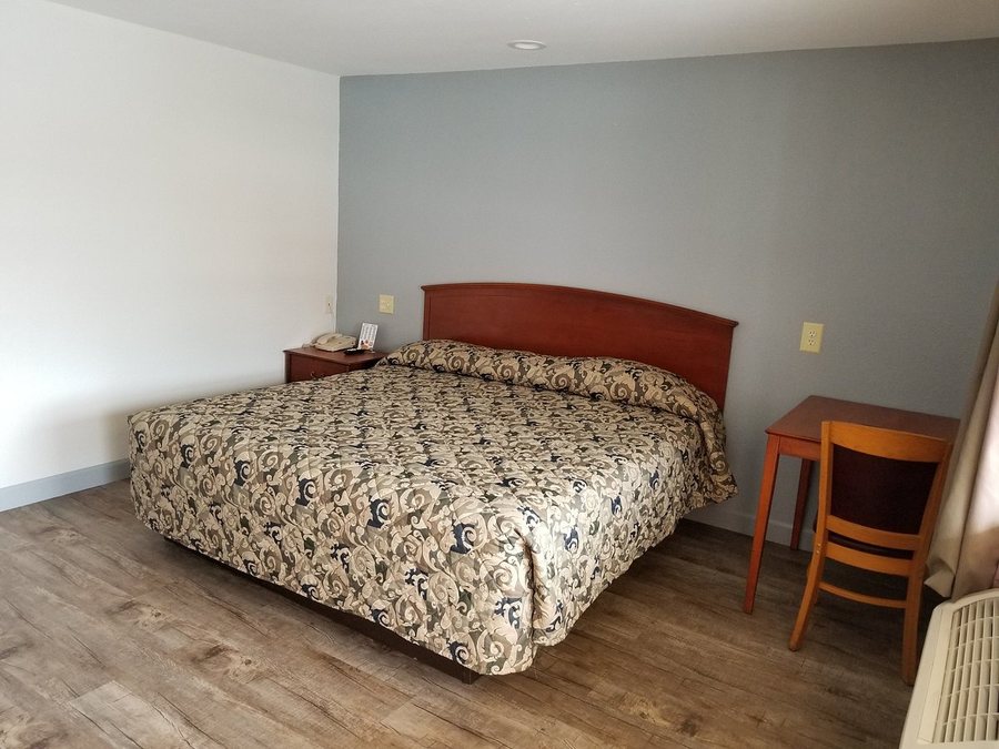 Daybreak Suites Extended Stay Cleveland TN — Guest room