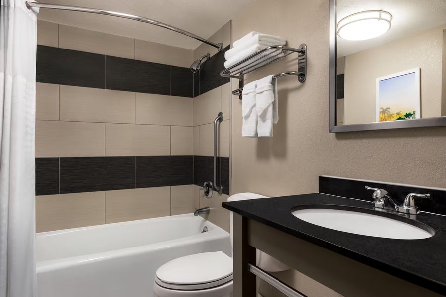 Days Hotel by Wyndham Allentown Airport Lehigh Valley — Bathroom