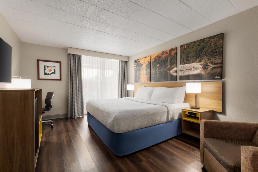 Days Hotel by Wyndham Allentown Airport Lehigh Valley — Guest room
