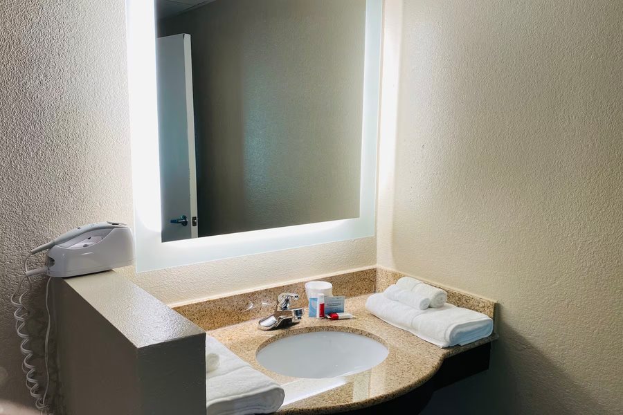 Days Hotel by Wyndham Danville Conference Center — Bathroom