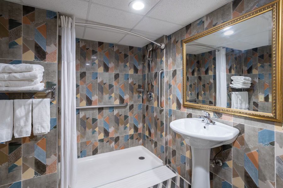 Days Hotel by Wyndham North Bergen NYC Area — Bathroom