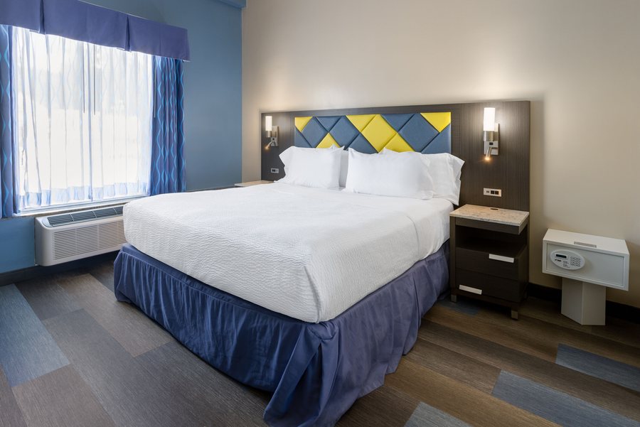 Days Hotel by Wyndham North Bergen NYC Area — Guest room