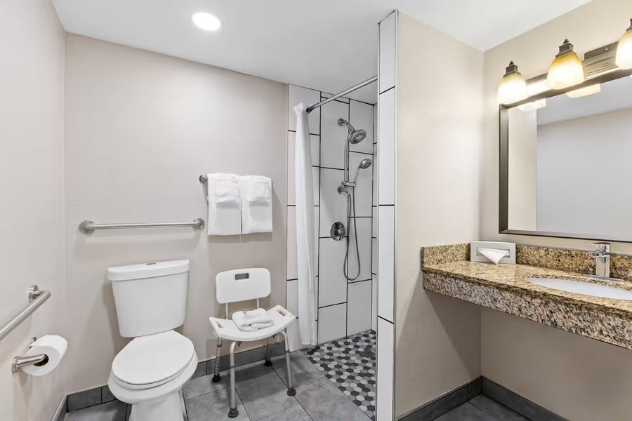 Days Hotel by Wyndham Peoria Glendale Area — Bathroom
