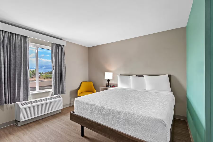 Days Hotel by Wyndham Peoria Glendale Area — Guest room