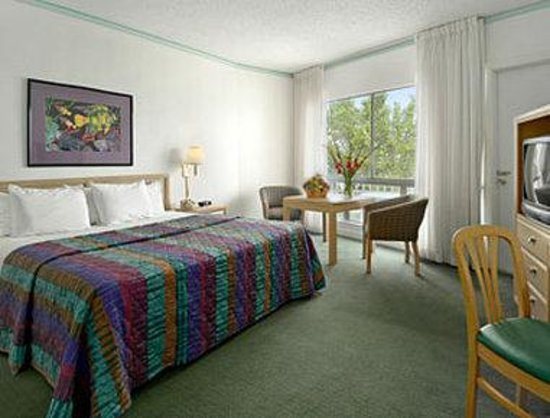 Days Hotel by Wyndham Thunderbird Beach Resort — Guest room