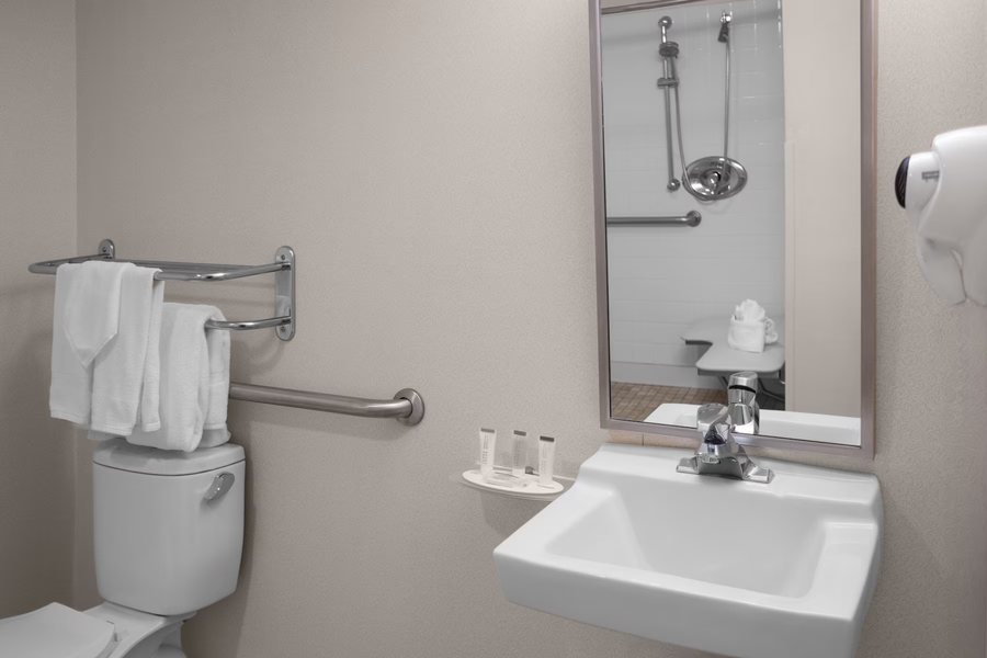 Days Hotel by Wyndham Toms River Jersey Shore — Bathroom