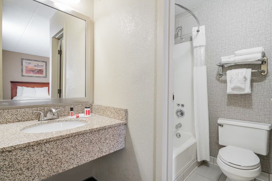 Days Hotel by Wyndham University Ave SE — Bathroom