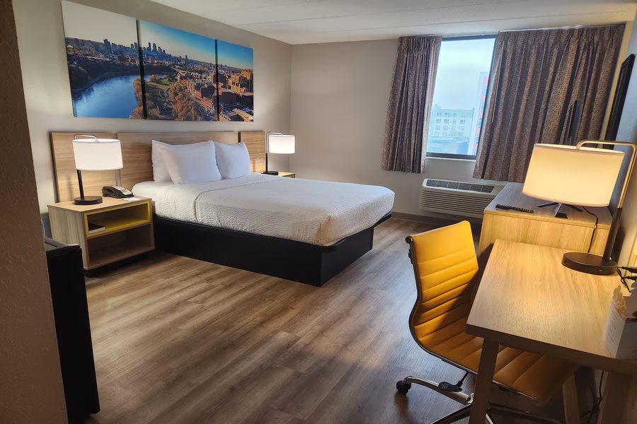 Days Hotel by Wyndham University Ave SE — Guest room