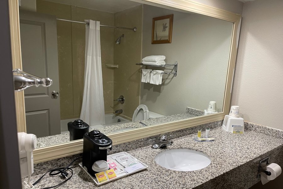 Days Inn and Suites Caseyville — Bathroom