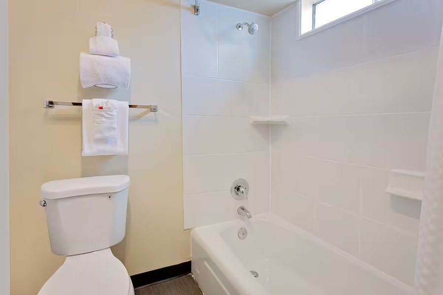 Days Inn by Wyndham Aberdeen — Bathroom