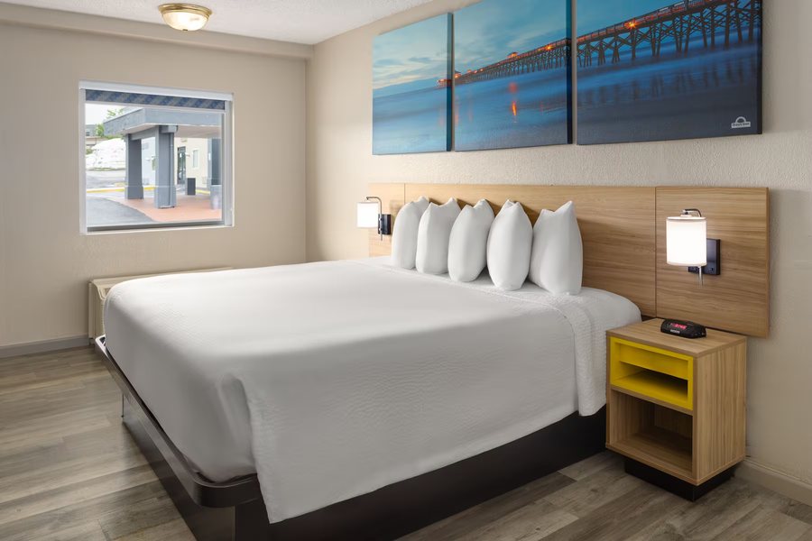 Days Inn by Wyndham Aberdeen — Guest room