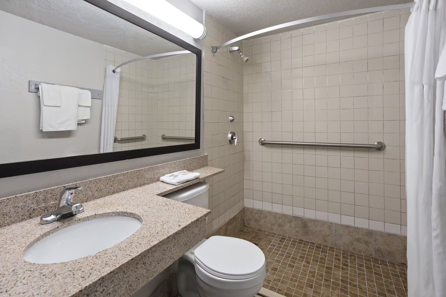 Days Inn by Wyndham Abilene — Bathroom