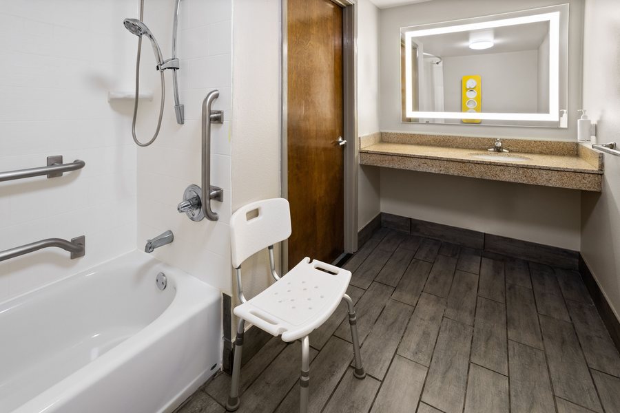 Days Inn by Wyndham Acworth — Bathroom