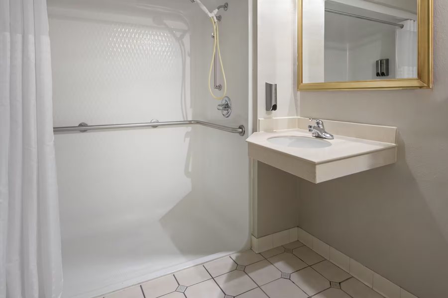 Days Inn by Wyndham Albany — Bathroom