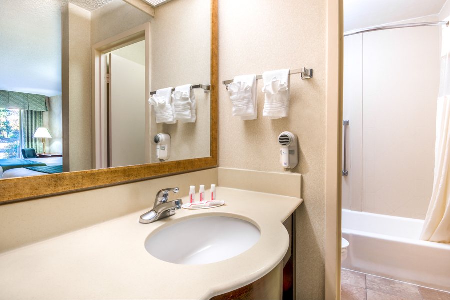 Days Inn by Wyndham Alpena — Bathroom