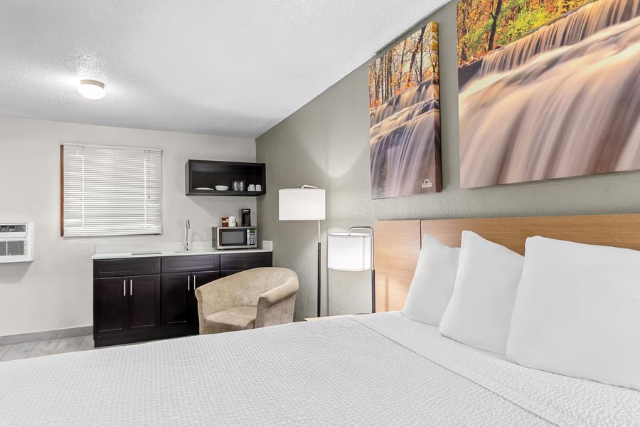 Days Inn by Wyndham Alpena — Guest room