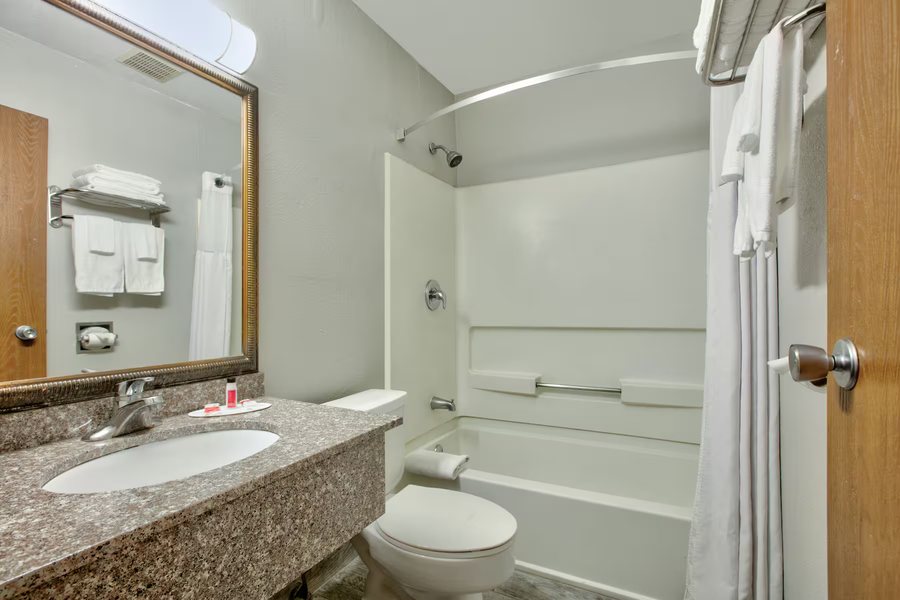 Days Inn by Wyndham Amarillo Medical Center — Bathroom