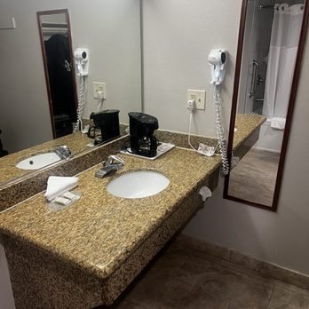 Days Inn by Wyndham Anaheim Near the Park — Bathroom