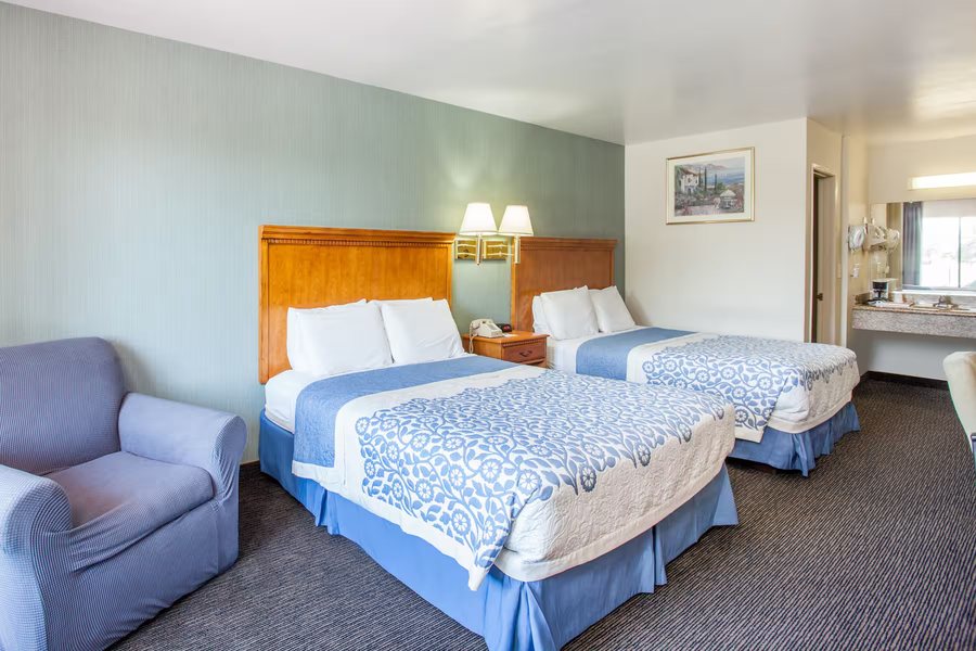 Days Inn by Wyndham Anaheim West — Guest room