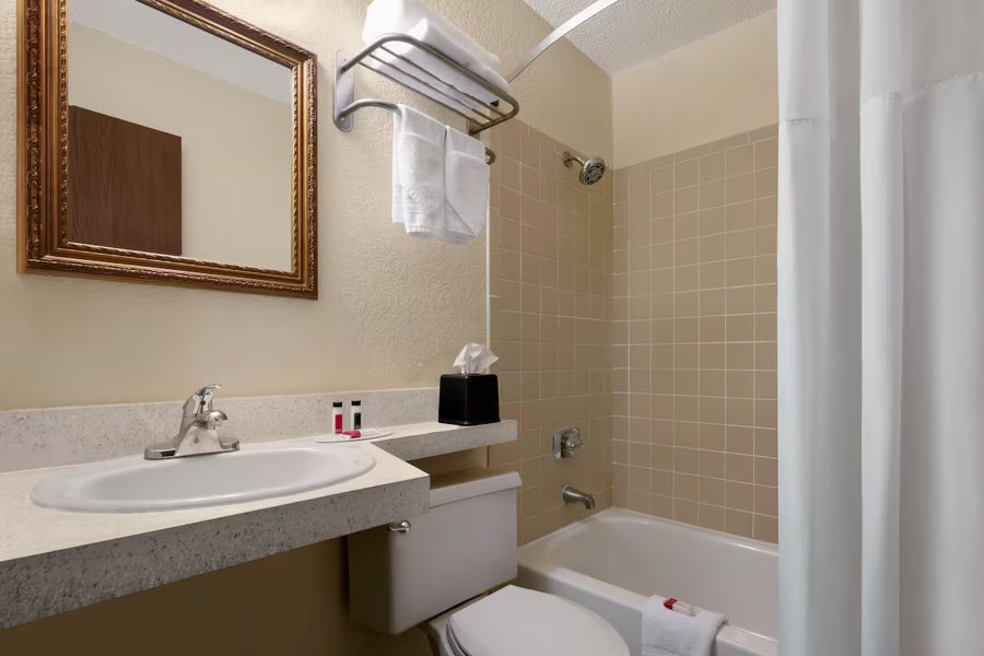 Days Inn by Wyndham Anderson — Bathroom