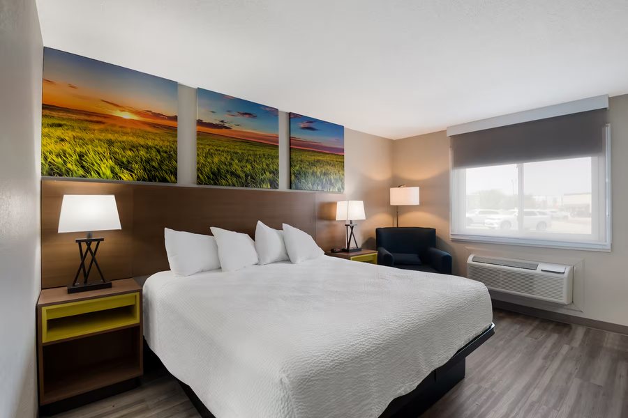 Days Inn by Wyndham Ankeny Des Moines — Guest room