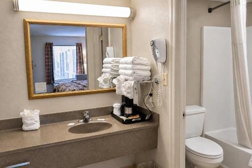 Days Inn by Wyndham Apple Valley Pigeon Forge Sevierville — Bathroom