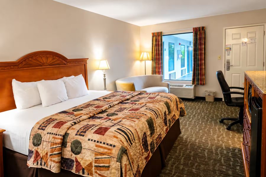 Days Inn by Wyndham Apple Valley Pigeon Forge Sevierville — Guest room
