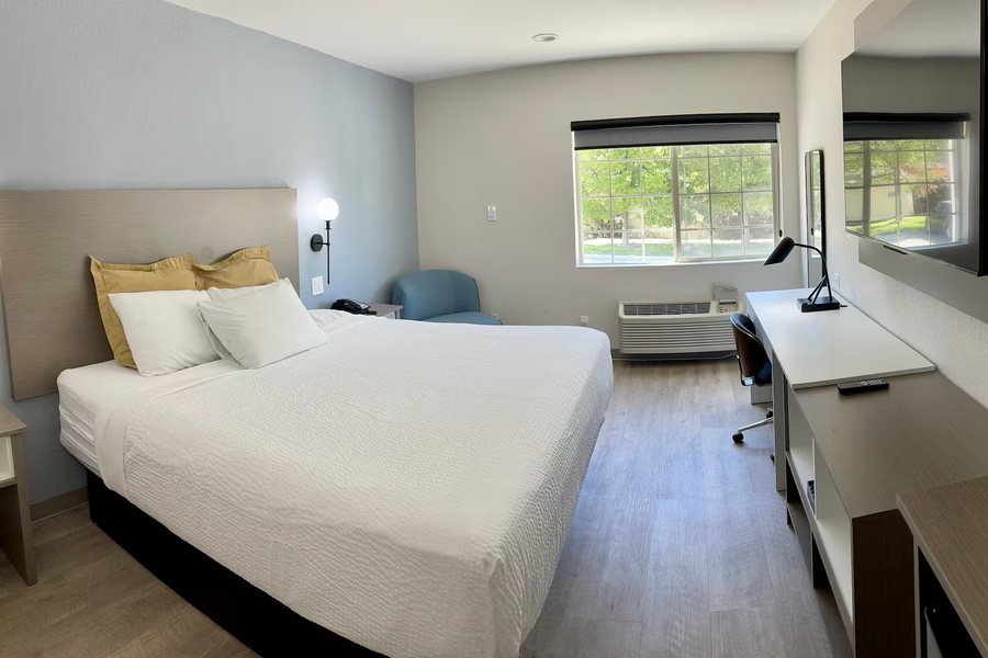 Days Inn By Wyndham Arlington — Guest room