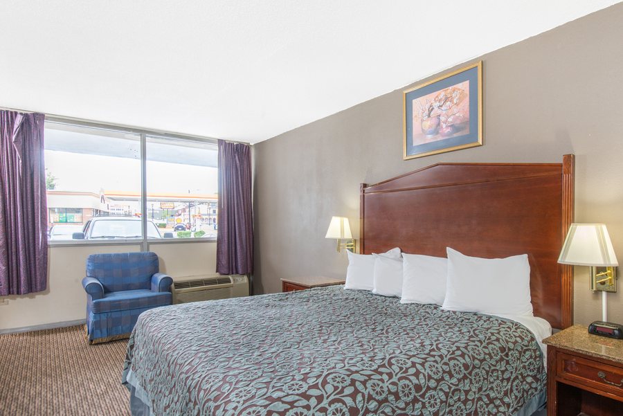 Days Inn by Wyndham Arlington Pentagon — Guest room