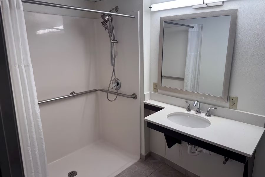 Days Inn by Wyndham Asheville Downtown North — Bathroom