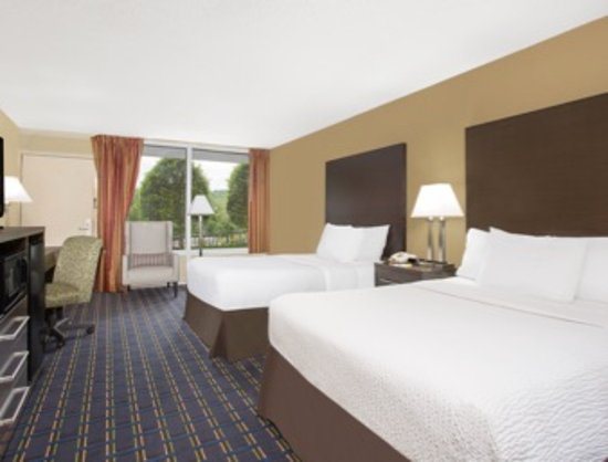 Days Inn by Wyndham Asheville Mall — Guest room