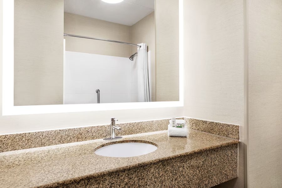 Days Inn By Wyndham Asheville West — Bathroom