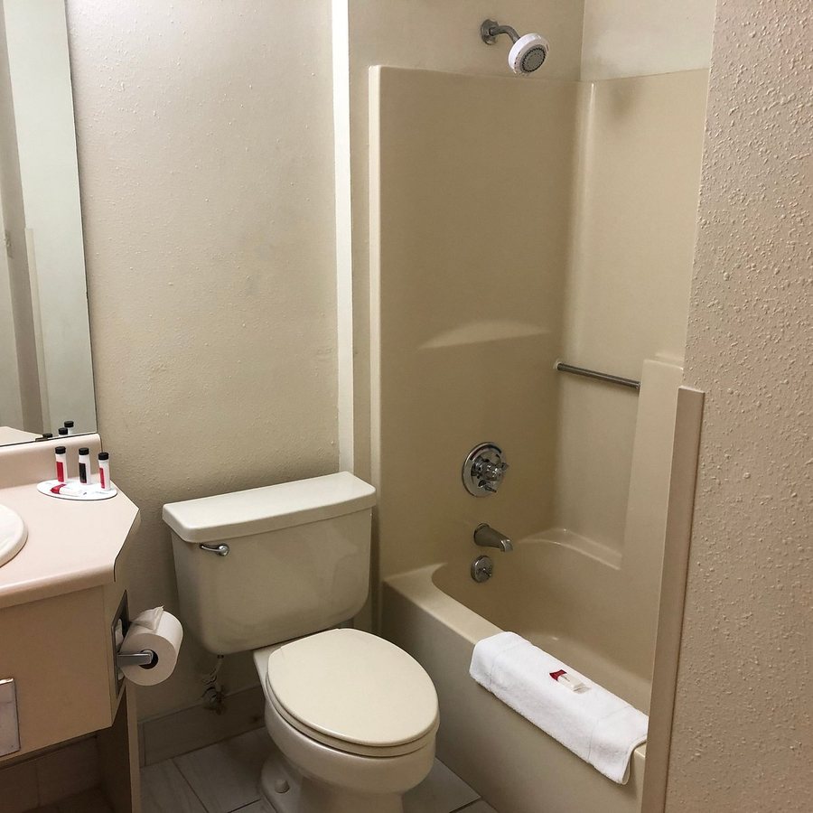 Days Inn by Wyndham Ashland — Bathroom